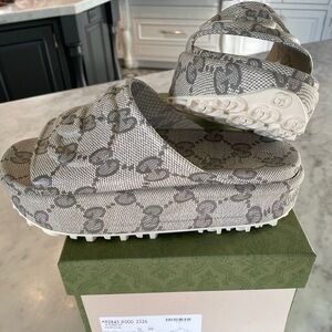 GUCCI 100% auth
Rubber GG Monogram
Womens Interlocking G Platform
Size 39